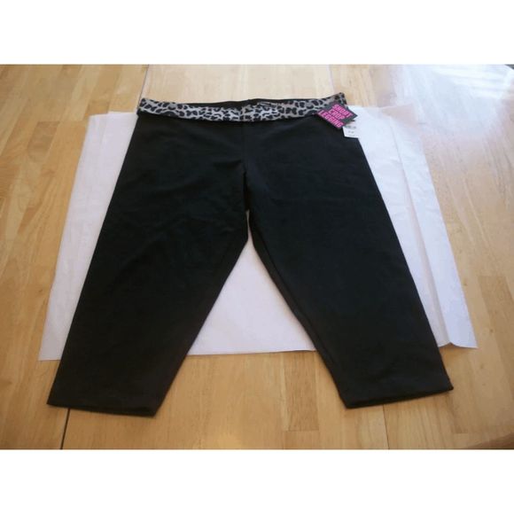 Victoria's Secret Pants - NEW Women's Size X-S VICTORIA'S SECRET Yoga Short Crop Leggings Black 11038801